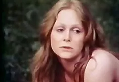 Dziewczyna darmowa erotyka mamuski w czarnej masce daje swojemu kochankowi przyjemność ustną