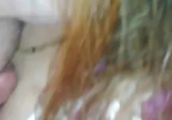 Człowiek, który wypełnia blond free sex mamuski cipkę z jakąś spermą, która robi wrażenie