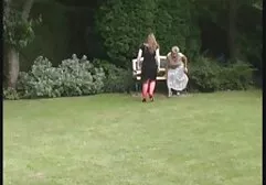Szerokie ramiona dziewczyna w końcu dostał stare mamuśki za darmo więcej spermy w usta