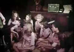 Młoda kobieta odzwierciedla mamuśki darmowe filmy sex świeże domowe sex Oralny nieślubnych synów