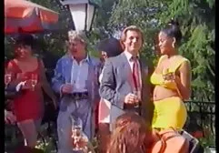 Szczupły blondynka pomaga facet masturbować pornusy z mamuskami Cum