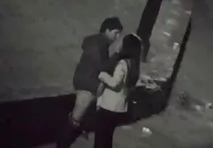 Młodzi studenci bawią się ze swoimi mamuśki darmo kolegami z klasy