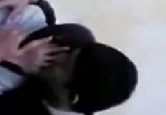 Facet pieprzy luksusowy mini samochód mamuski za darmo z dredami na głowie