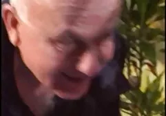 Facet darmowe filmy z mamuskami ciągnie dziewczynę na kanapie i wypełnia osteoporozę włosów spermą