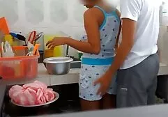 Brunetka mamuśki darmowe filmiki chce pieniądze i seks