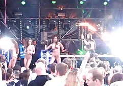 Busty dziwka uosabia pożądanie seksualne mężczyzny w erotyka mamuski łóżku