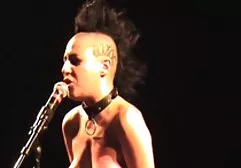 Ciemnowłosa porno filmiki z mamuskami dziewczyna z gorącym językiem zwróciła uwagę przyjaciela