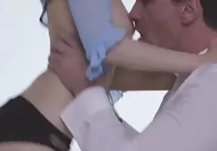 Brunetka rozkłada nogi i odwraca się od swojego erotyczne filmy mamuski chłopaka w tyłek
