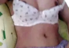 Po zakończeniu ssania sex filmy mamuski czołgał się i sięgnął między chleb