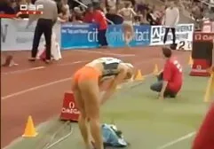Przystojny opalony człowiek pracuje Fajna Dupa mamuśki sex za darmo Brunetka
