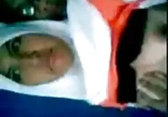 Przed snem mężczyzna pieści młode ciało sex mamuśki darmowe filmy i pieprzy się w dupę
